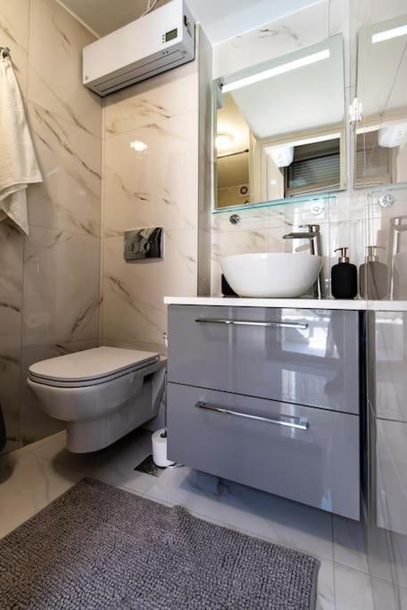Apartament Plaka Rafaela Elegant Urban Retreat In Athens Historic Heart Zewnętrze zdjęcie